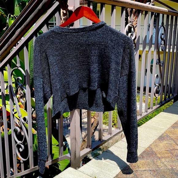Cropped black sweatshirt